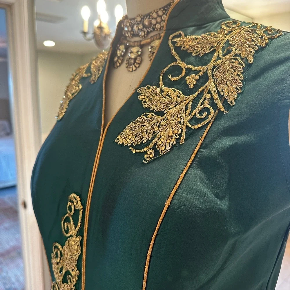 Beautiful emerald green custom made Indian bridal gown - Picture 3 of 13